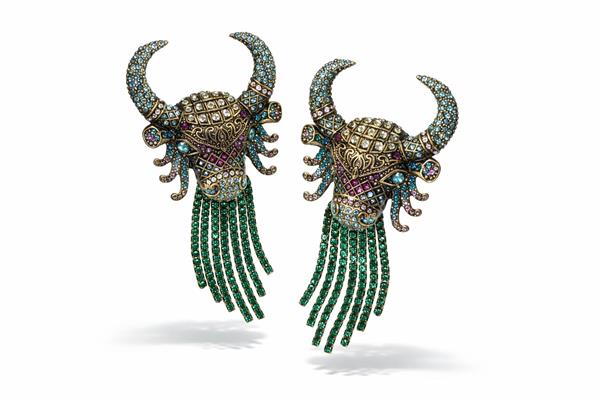 Dina Boğa Figürlü Sallantılı Taşlı Küpe